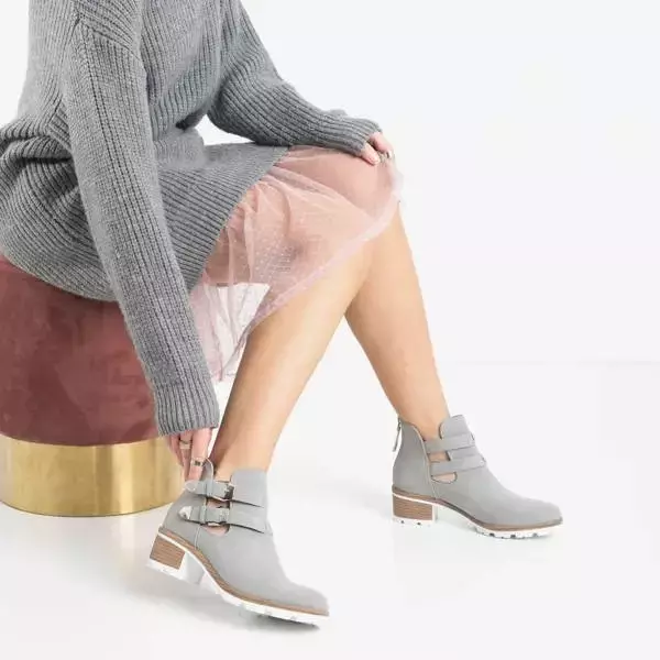 OUTLET Bottes pour femmes grises sur poteau avec décorations Afonia - Chaussures