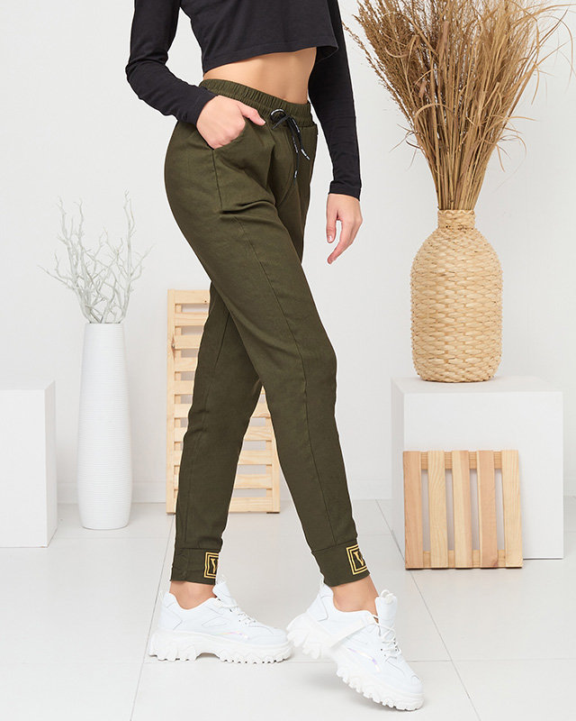 Pantalon en tissu pour femmes isolé vert foncé - Vêtements