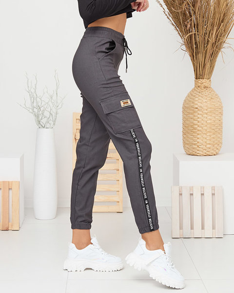 Pantalon de combat isolé gris foncé pour femmes avec lettrage - Vêtements