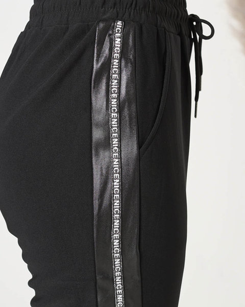 Pantalon de survêtement pour femmes en noir avec rayures noires- Vêtements