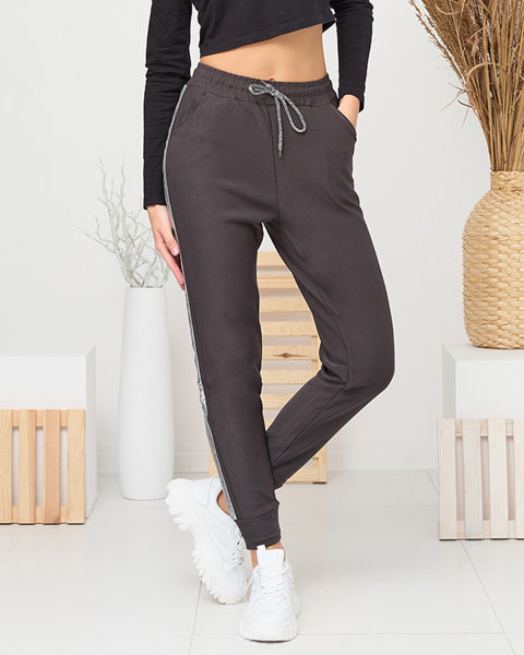 Pantalon de survêtement pour femmes isolé gris avec rayures argentées- Vêtements