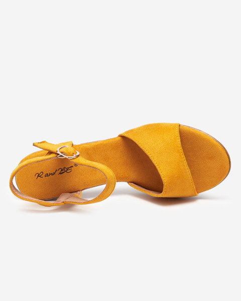Sandales pour femmes moutarde sur le poteau Karislo - Footwear