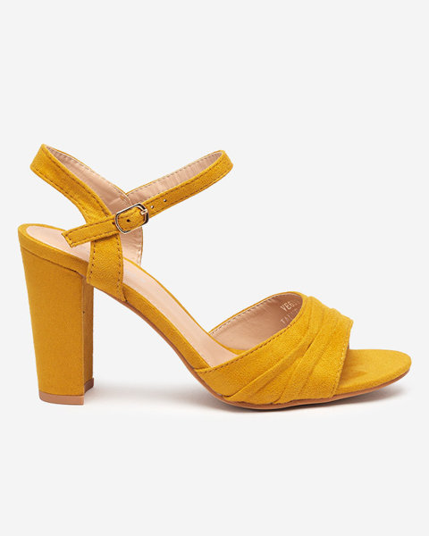 Sandales pour femmes sur un poteau en moutarde Garroti - Chaussures