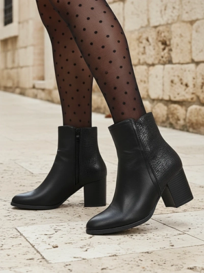 Les bottines pour femmes de Royalfashion sur un poteau Abinom