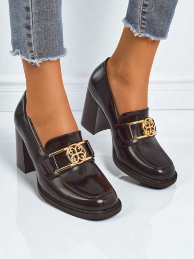 Loafers pour femmes Persephone Nero à talon en cuir écologique boucle dorée