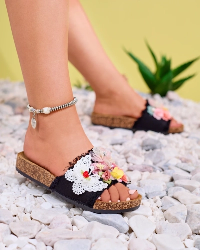 Pantoufles pour femmes avec fleurs en tissu en noir Ososi- Footwear