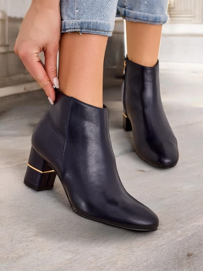 Les bottines pour femmes Royalfashion sur un pilier Afennor