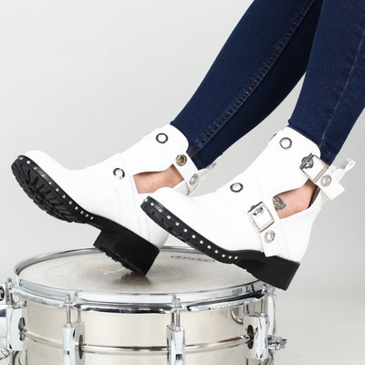 Białe workery z wycięciem Kallie- Obuwie