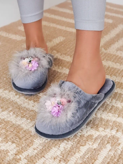 Chaussons en fourrure pour femmes Royalfashion avec fleurs Ederra