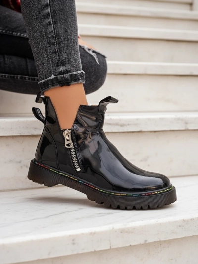 Bottes pour femmes laquées noires avec une fermeture éclair Odeta - Chaussures