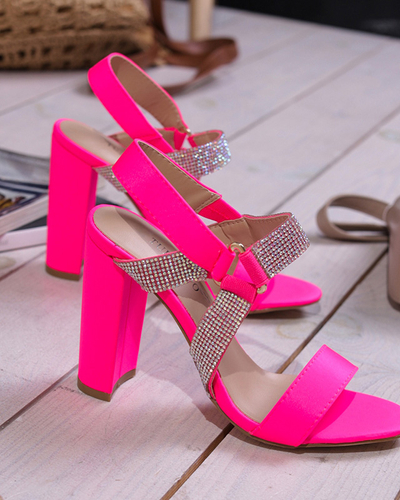 Sandales femme rose fluo sur le post Xiobi. Chaussure