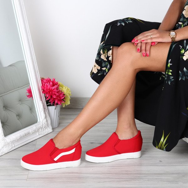 Czerwone slip on z koturnem Signal- Obuwie
