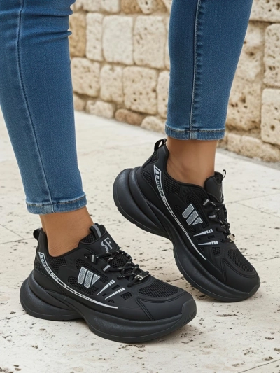 Chaussures de sport pour femmes Royalfashion Hypatia noires à talon plat de 5 cm