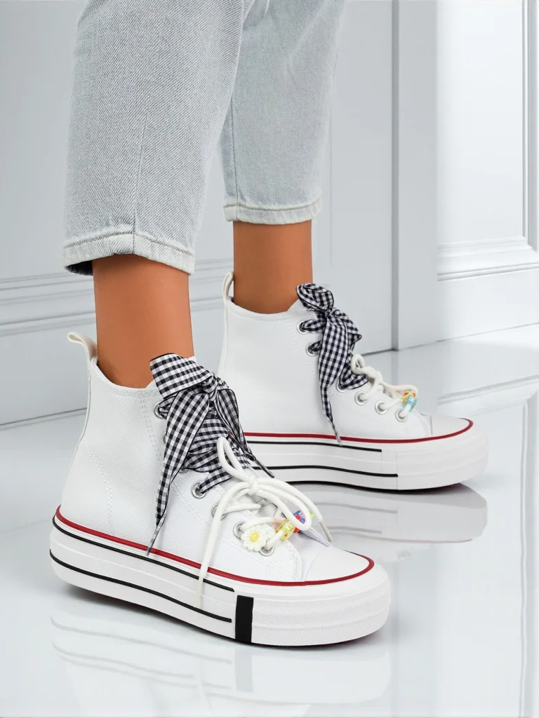 Baskets pour femmes Callista Bianca – flat blanc tendance avec des perles décoratives