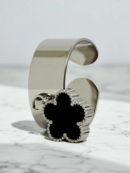 Bracelet jonc Dolce Vita avec des breloques décoratives