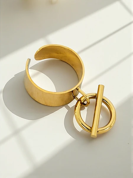 Bracelet jonc Dolce Vita avec des breloques décoratives