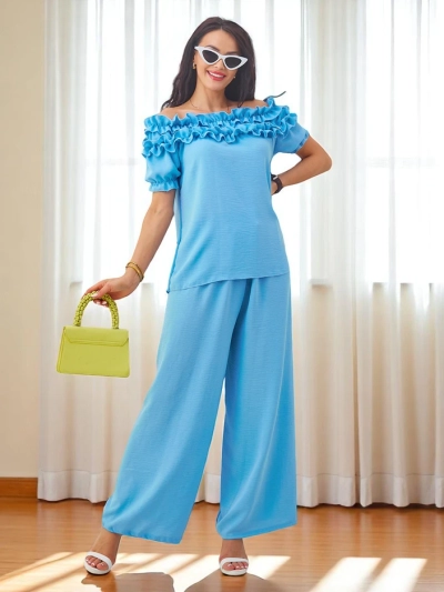 Ensemble Royalfashion pour femme avec un haut décolleté à épaules nues et manches courtes ainsi que des pantalons évasés