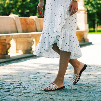 Babouches roses et noires à jais de chez Iziasena - Footwear