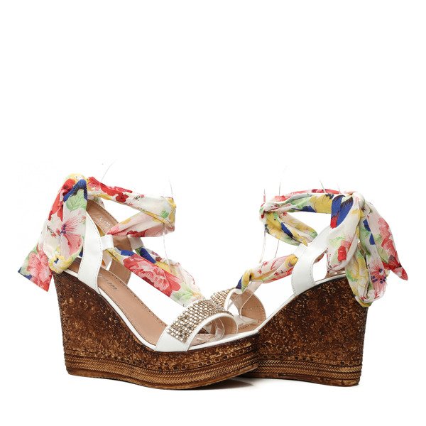 Białe sandałki na koturnie z ozdobną apaszką- Obuwie