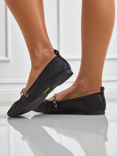 Ballerines pour femmes Ariadna Nero – noires, plates, cuir écologique, ornement doré