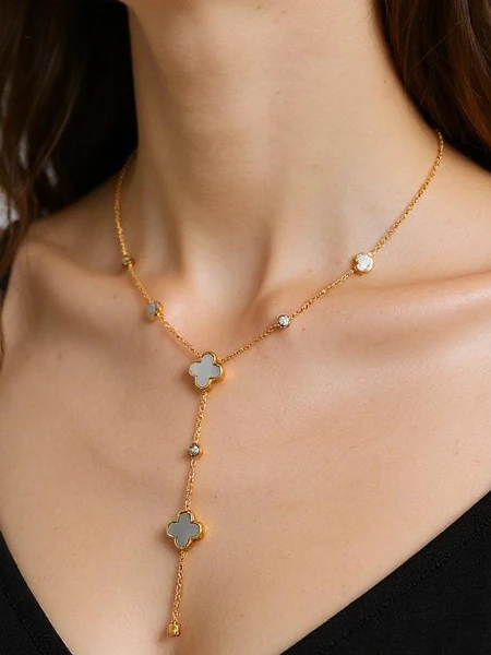 Collier Aurelia Lira Lariat avec motif de trèfle et nacre