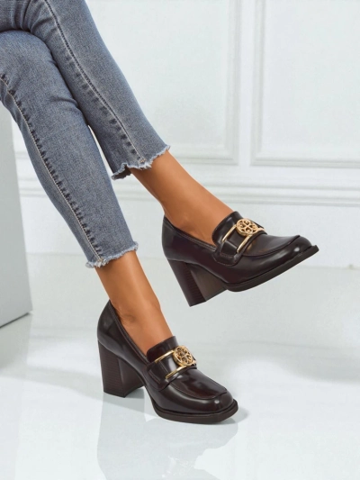 Loafers pour femmes Persephone Nero à talon en cuir écologique boucle dorée