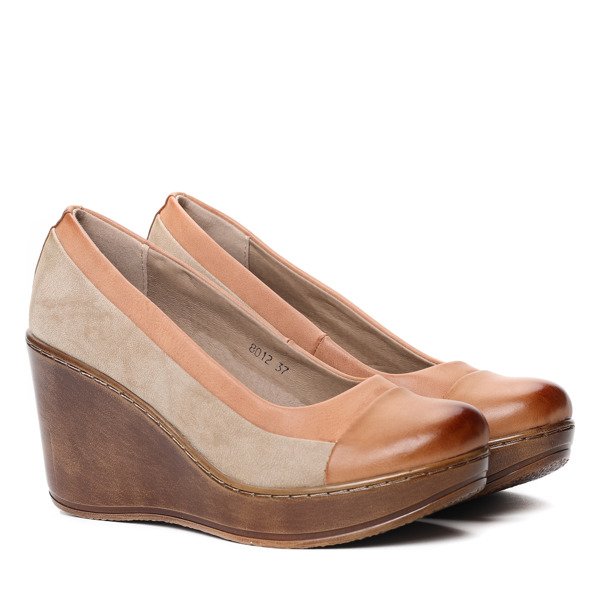 Beżowe czółenka na koturnie Jimena- Obuwie