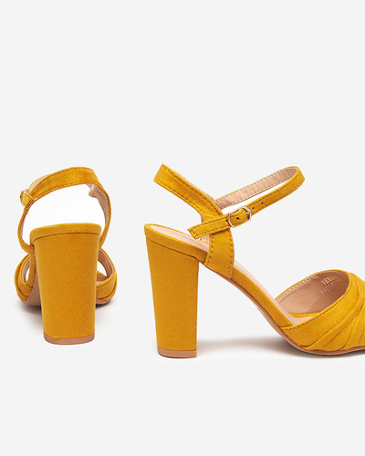 Sandales pour femmes sur un poteau en moutarde Garroti - Chaussures