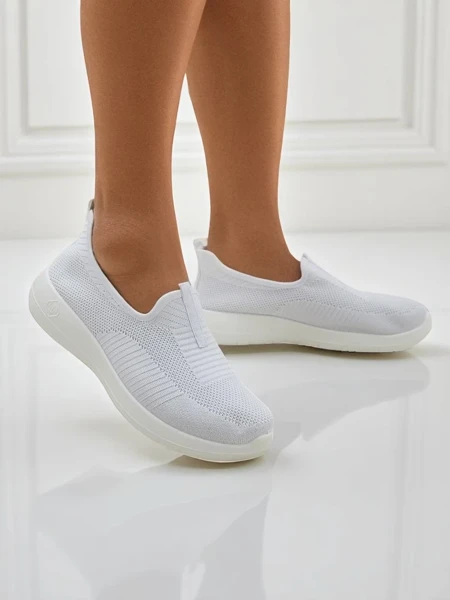 Slip-on blanches pour femmes Callista en tissu respirant à talon plat