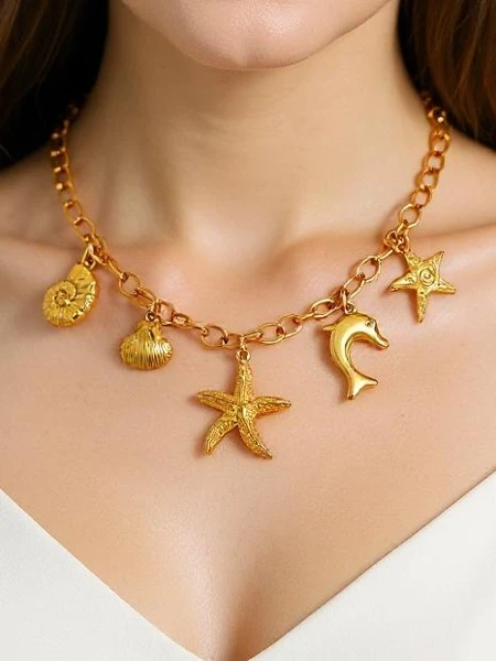 Collier Atena Charm Sea – amulettes dorées avec des motifs marins
