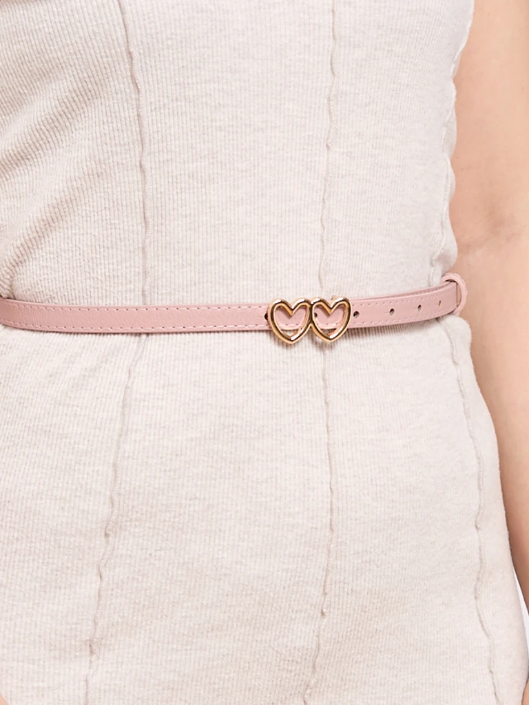 Ceinture fine et décontractée pour femmes avec une boucle en forme de cœur
