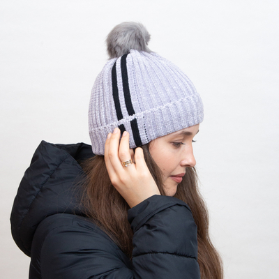 Bonnet gris isolé avec rayures blanches et pompon - Accessoires