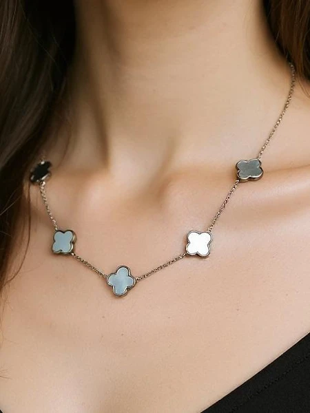 Collier Aurelia Clavis en nacre avec monture dorée