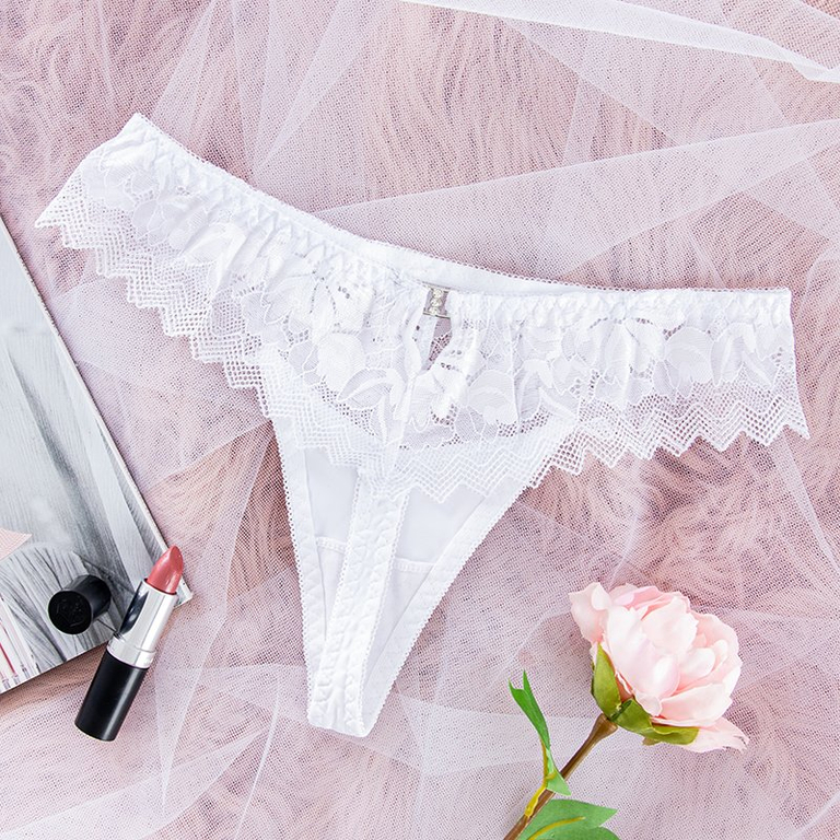 String femme en dentelle blanche - Sous-vêtements