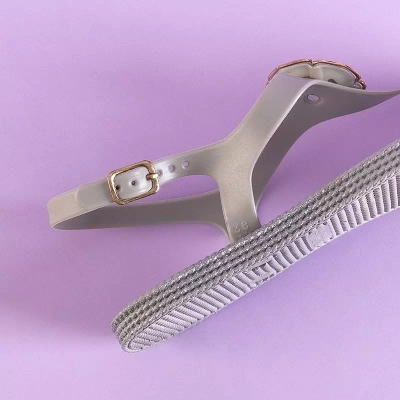 OUTLET Sandales argentées pour femmes a'la tongs avec une fleur de Porto - Chaussures