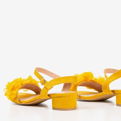 Sandales pour femmes moutarde sur un pied bas avec des fleurs Flonia - Chaussures 1