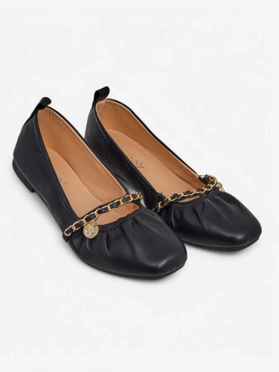 Ballerines pour femmes Ariadna Nero – noires, plates, cuir écologique, ornement doré