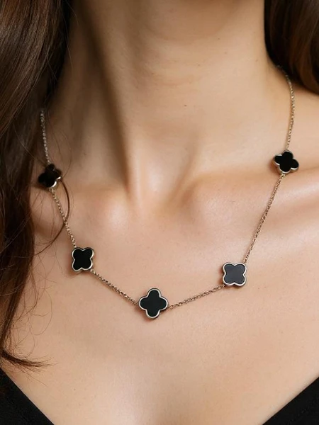 Collier Aurelia Clavis en nacre avec monture dorée