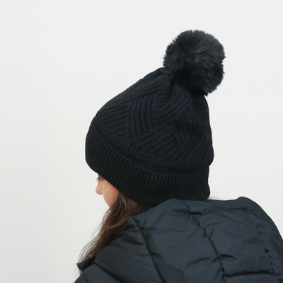 Bonnet noir isolé pour femme avec pompon - Accessoires