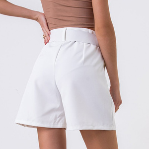 Short blanc femme avec ceinture - Vêtements