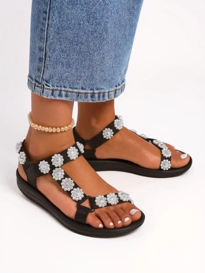 Sandales pour femmes Royalfashion Perseida noires à plateforme avec des perles