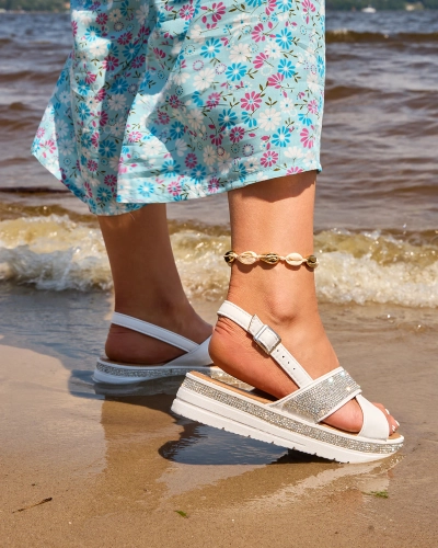 Royalfashion Sandales en éco-cuir pour femmes blanches avec zircons Trikys
