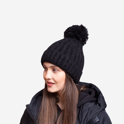 Bonnet noir brillant isolé pour femmes avec pompon - Accessoires