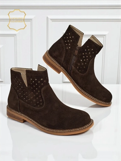 Bottines Ariadne en daim naturel marron foncé, talons plats de 3 cm