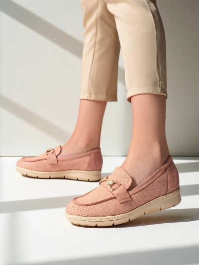 Chaussures plates Royalfashion pour femmes avec un détail décoratif sur le bout