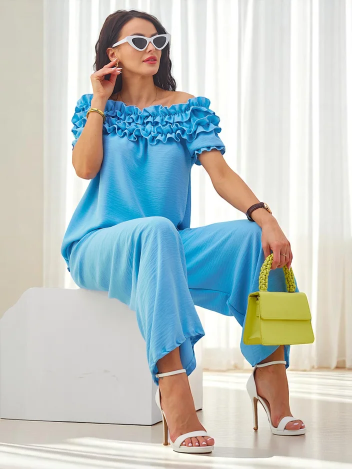 Ensemble Royalfashion pour femme avec un haut décolleté à épaules nues et manches courtes ainsi que des pantalons évasés