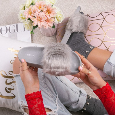 Jasnoszare klapki z futerkiem Millie- Obuwie