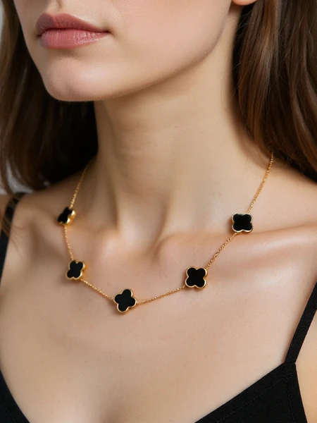 Collier Aurelia Clavis en nacre avec monture dorée