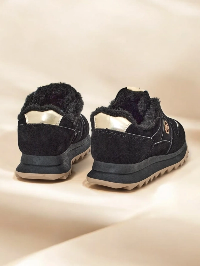 Royalfashion Sneakers pour femmes isolées avec fourrure. Boris