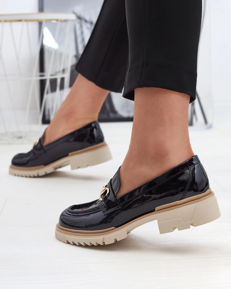 Mocassins laqués noirs pour femme avec chaîne Soterra - Chaussures